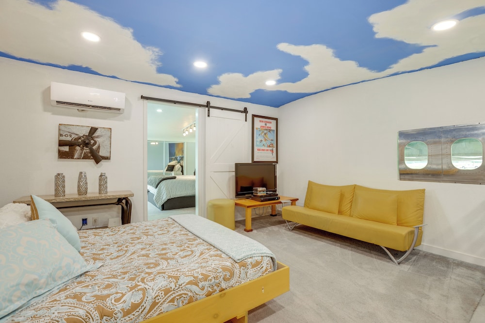 Aircraft Tours! Fly-in Hangar Apt in New Waverly