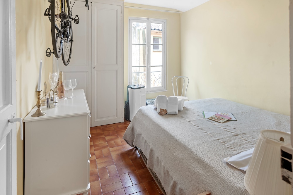 Mattoni in Menton With 1 Bedrooms and 1 Bathrooms