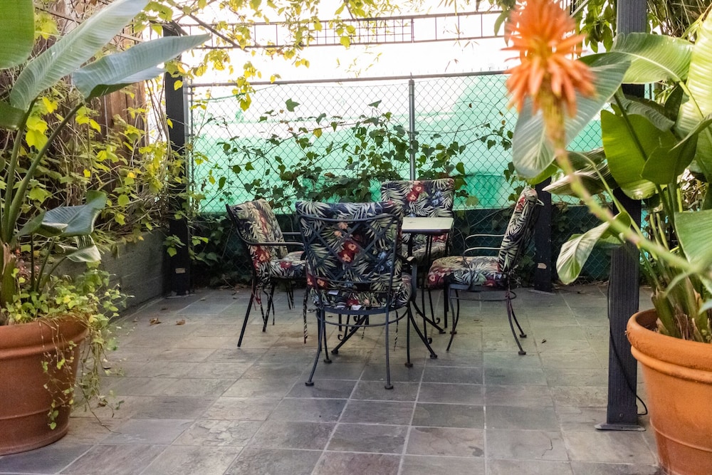 Hollywood Hills Suites