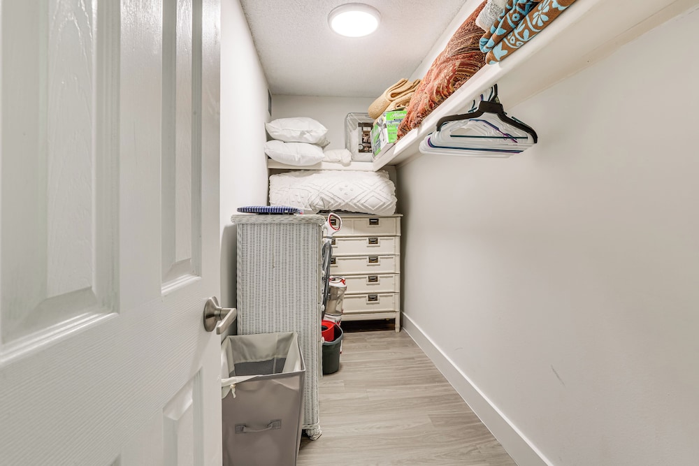 Golf Retreat w/ Pool Access: 3 Mi to Dtwn Naples