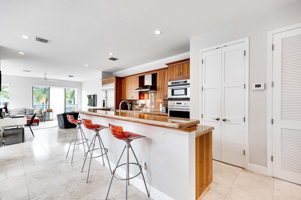 NEW 3-story Townhome With Pool Room Expansive Balcony Seconds Away From Las Olas