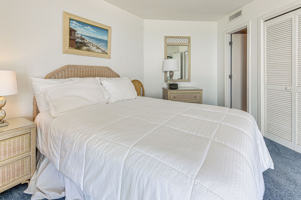 Ocean View & Pool Access: Condo in Myrtle Beach