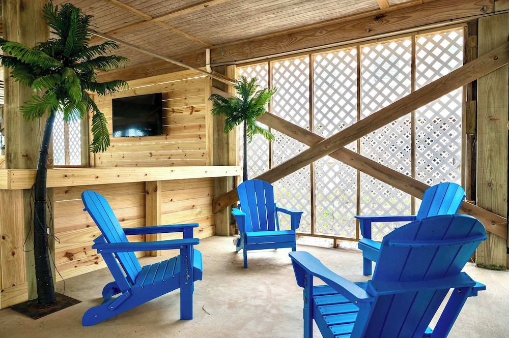 Short Walk to Beach Hot Tub Cold Plunge Pool