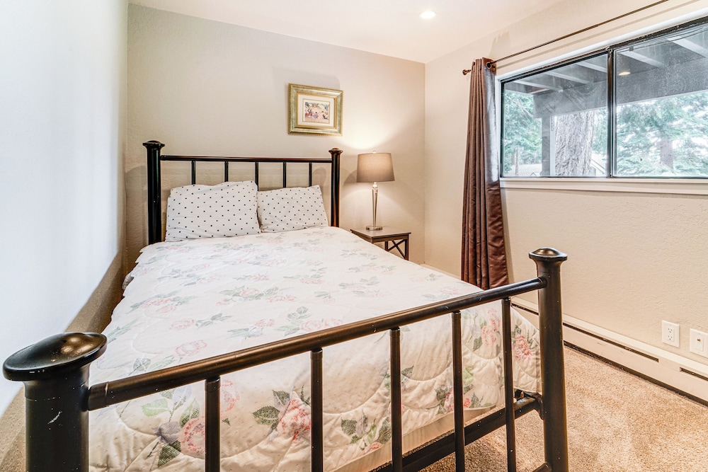 3 Mi to Diamond Peak: Mtn-view Home w/ Fireplace