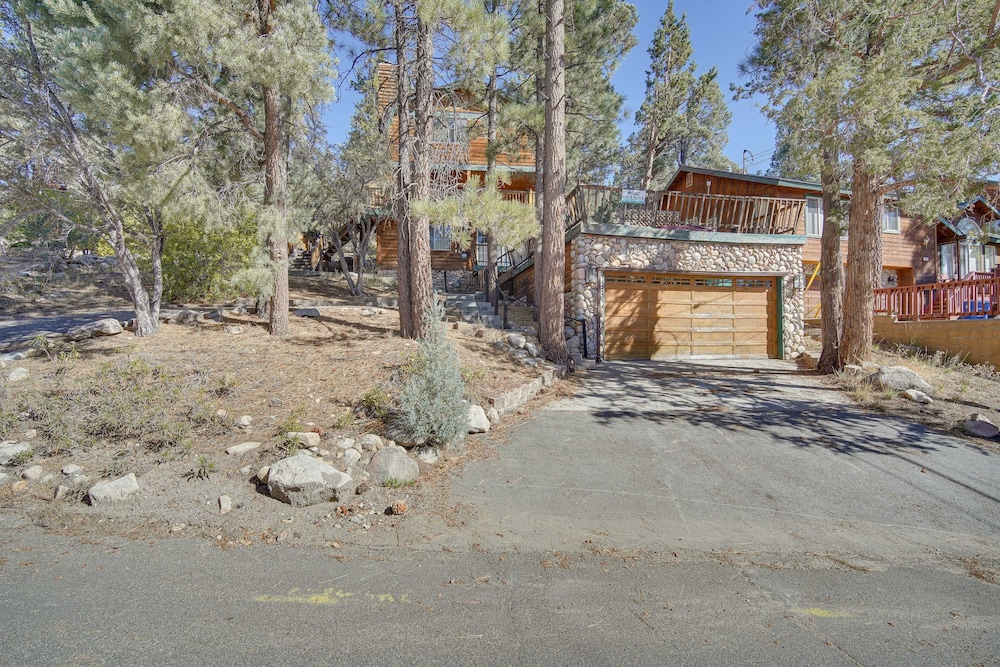 Quaint Big Bear Home w/ Hot Tub: 4 Mi to Skiing!