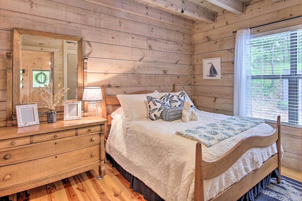 Treetop Hideout w/ Long-range Mountain Views! view 5