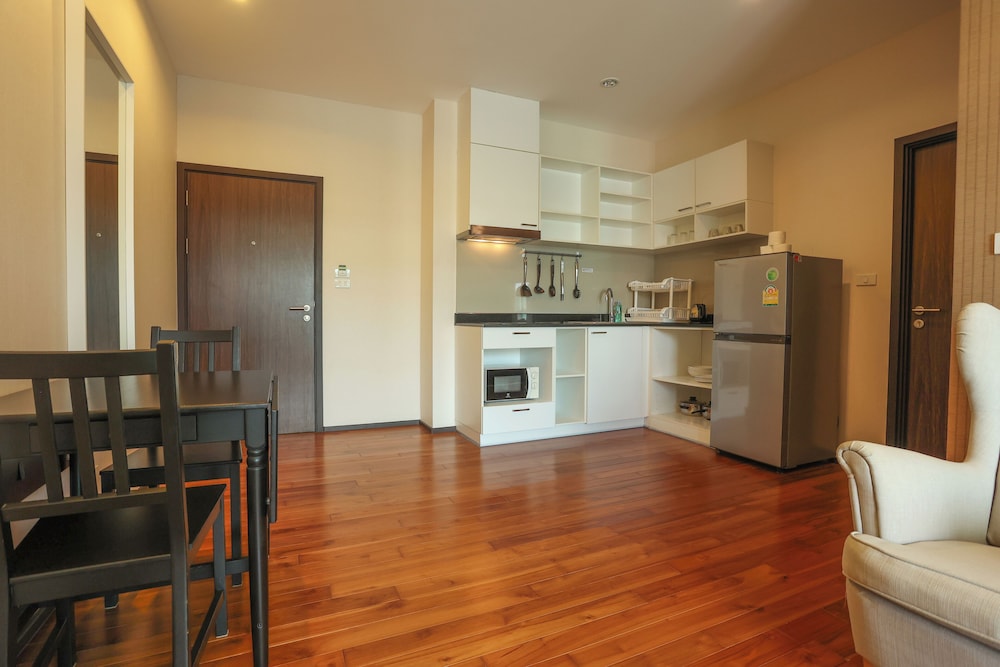 Chic Condo Just 100m from the Shore c130