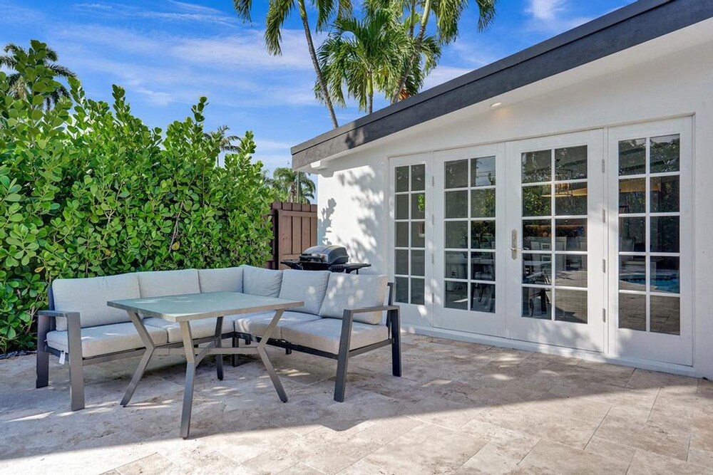 New Pool House 3-bedroom Home Victoria Park