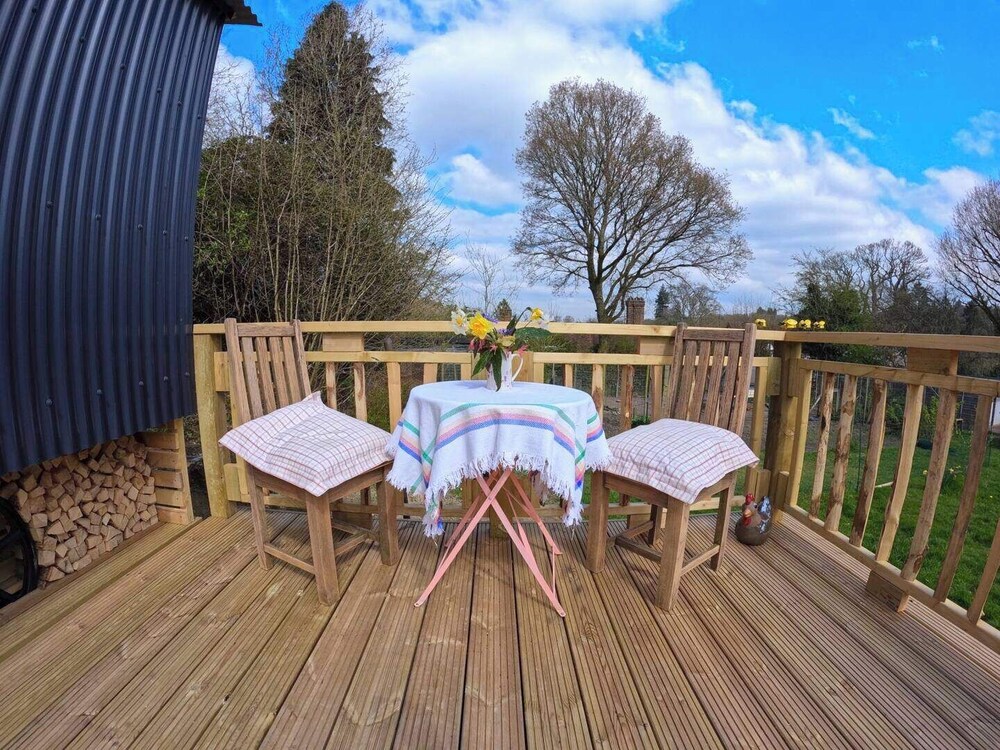 Haslemere - Cabin - Sleeps 2 - Parking - Garden