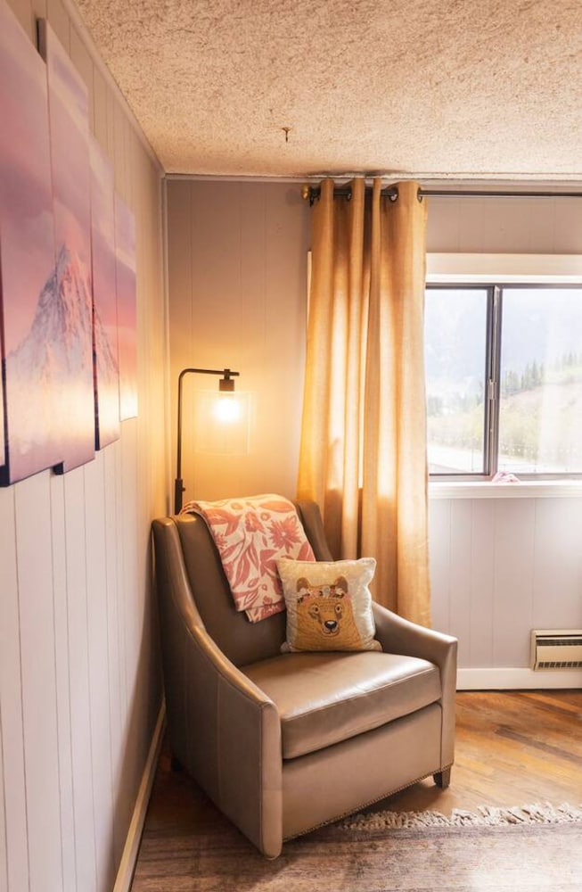 Kendal Room Cozy Mountain Lodge Retreat