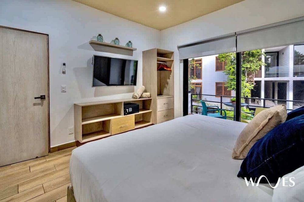 Spacious 1 BR With Great Location & Rooftop Pool by Waves Management