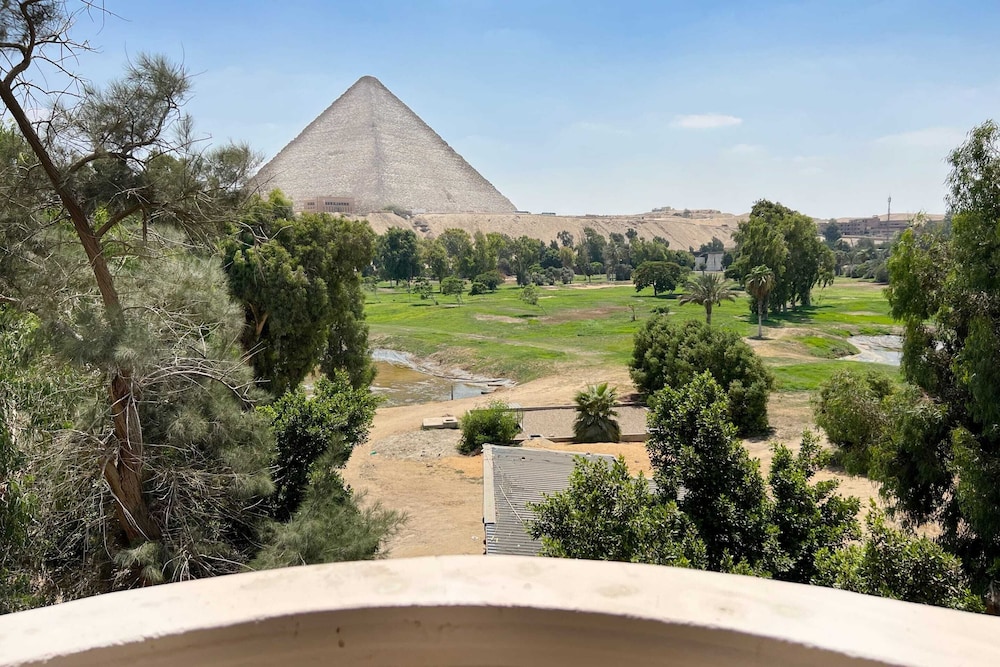 Xuru Stays I Spellbinding 2 BDR Apt. At The Giza Pyramid's Doorstep