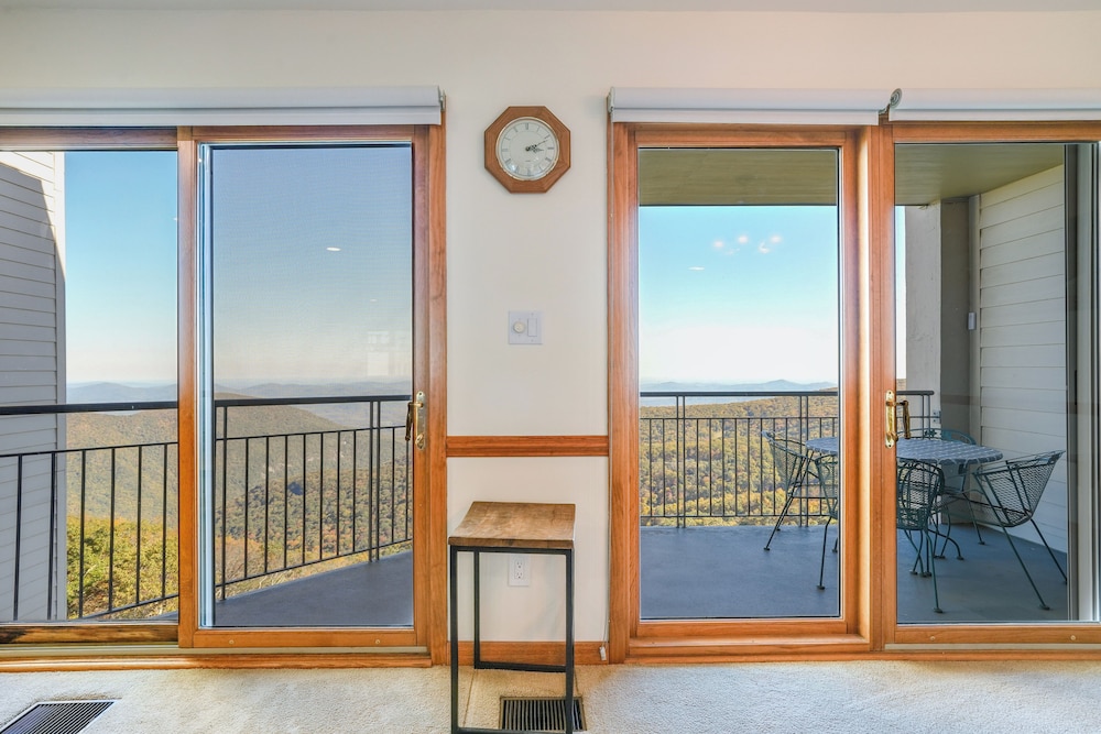 1 Mi to Wintergreen Resort: Mtn-view Condo!