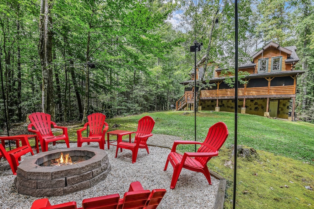A Mountain Spirit 3 Bedroom Cabin by RedAwning