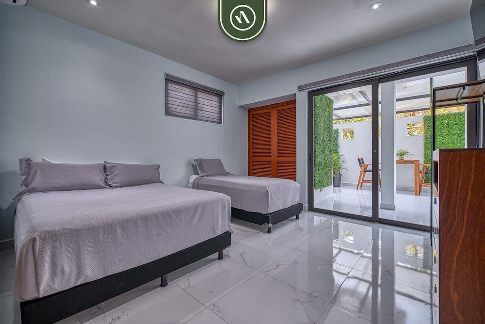 Modern 2BR Condo in Old Town - Private Terrace