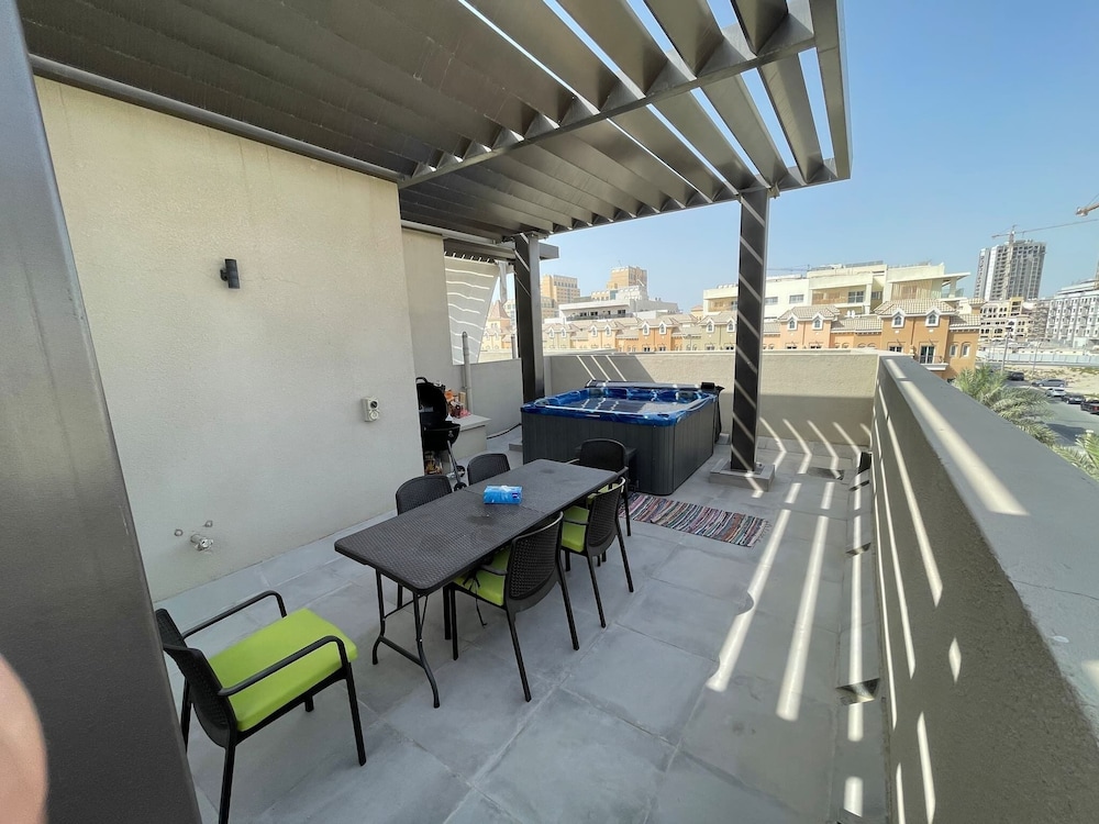 Best Townhouse On Jcv 4 Bedrooms With Jacuzzi