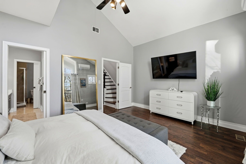 River West Modern 4-bd Home With Patio Balcony