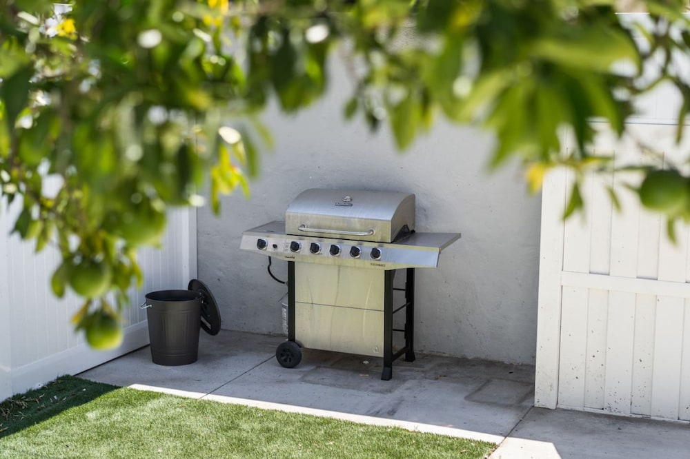 Remodeled 3BR House w Hot Tub Fenced Yard p58
