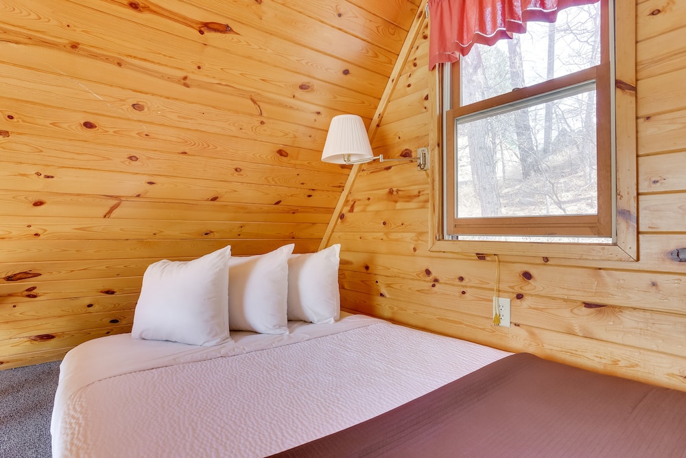 Cozy Keystone Cabin: Hot Tub, 3 Mi to Mt Rushmore! view 3