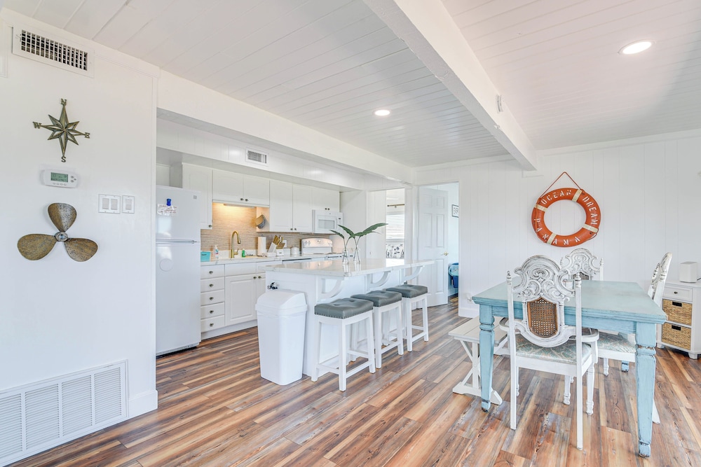 Pet-friendly Galveston Home: Walk to Beaches!