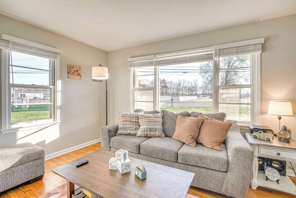 16 Mi to Buckeye Lake: Family-friendly Newark Home