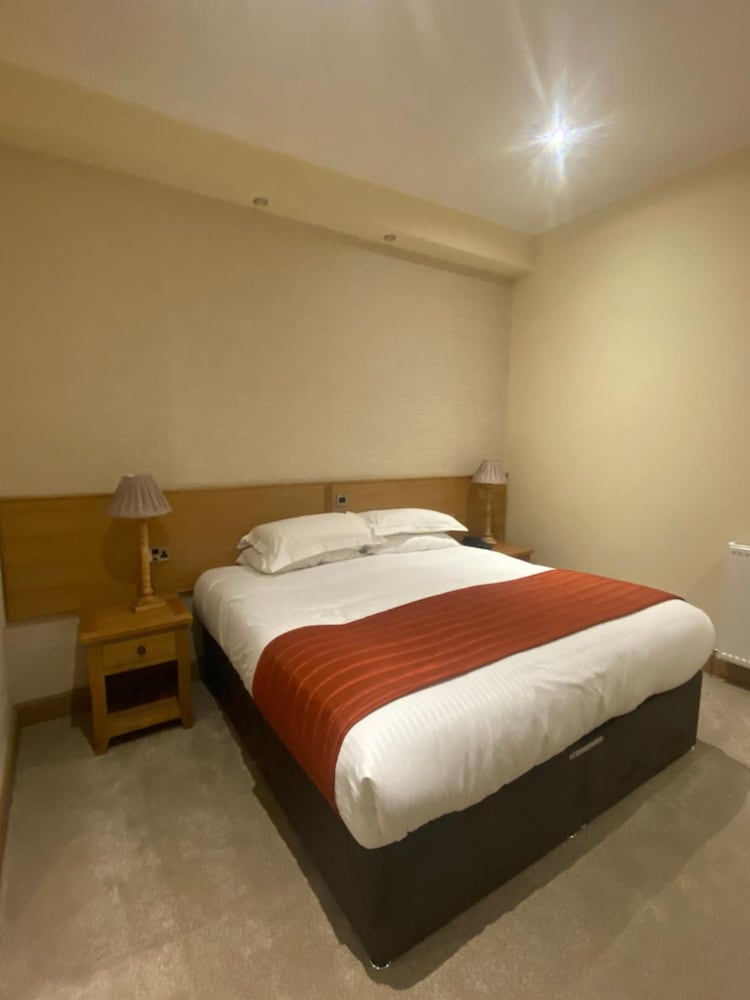 Dunfermline Vacations - The City Hotel - Property Image 3