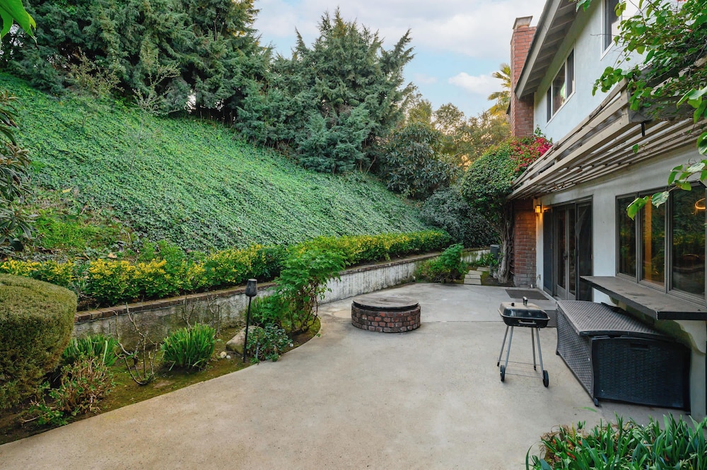 Serene Hilltop Oasis Above the City w Private Pool