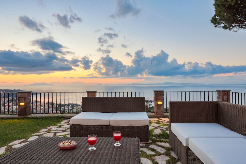 Luxury Villa with breathtaking Seaview, pool, BBQ