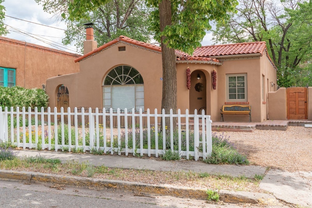 Casa O'keeffe - Five-minute Walk to The Plaza, Quiet Neighborhood, Comfort and Convenience view 3