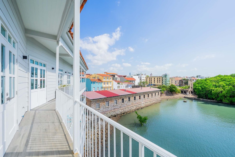 w Homely 2BR With Balcony in Panama