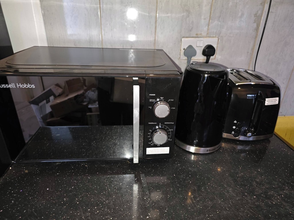 3 Bed Home Free Wifi & Netflix Central Location