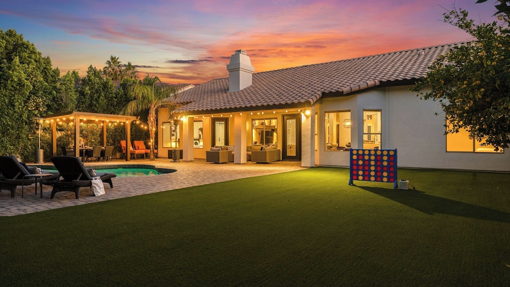 Private Pool, Outdoor Dining & Fireplace Near North Scottsdale Hotspots Desert Luma by Avantstay