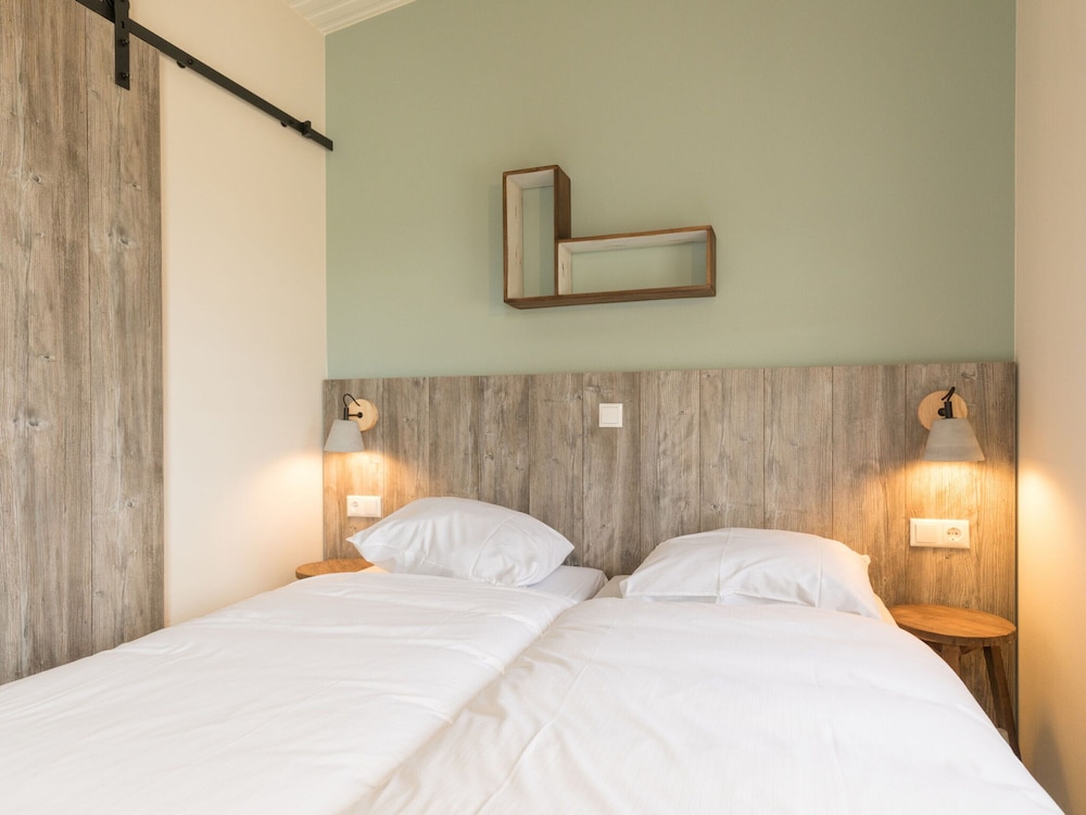 Comfy Lodge with 2 Bathrooms near Beach view 5