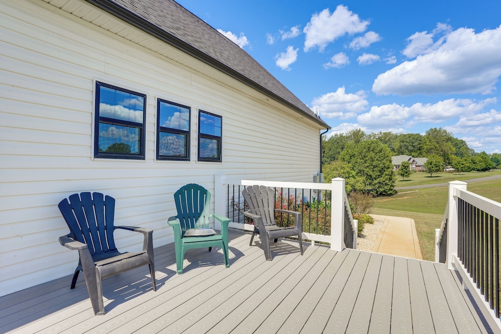 5 Mi to Lake Anna State Park: Modern Family Home!