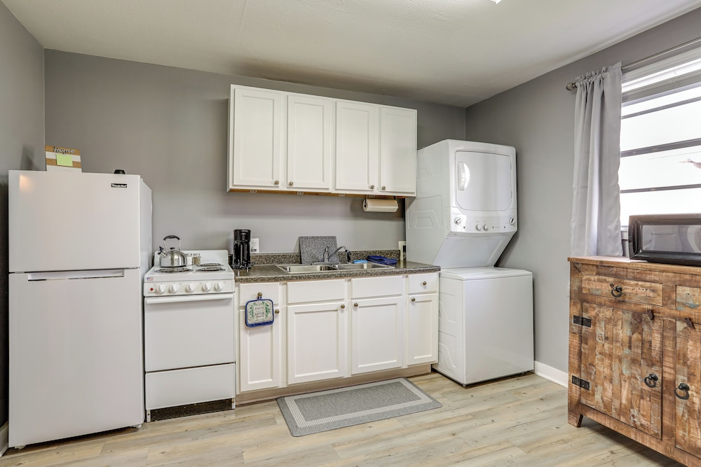 4 Mi to Baton Rouge: Charming Duplex Apartment
