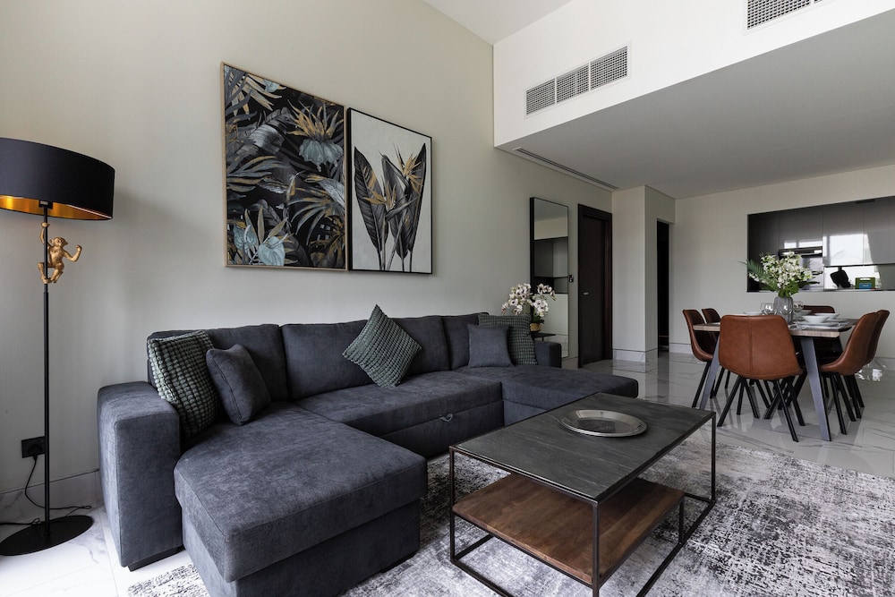 SIMPLY COMFORT Urban Chic Suites in J One Tower City & Canal Views