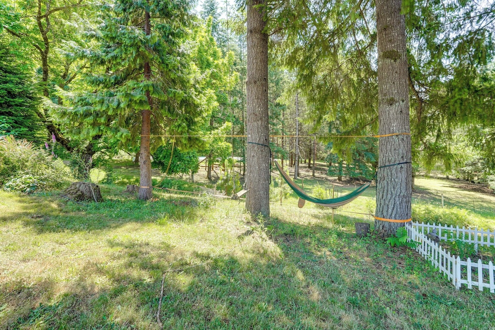 Oregon Farmhouse Hideaway on 53 Acres