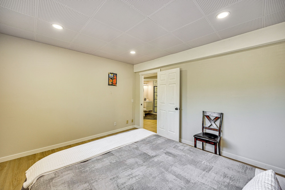 1 Mi to Puget Sound Shores: Modern Des Moines Apt!