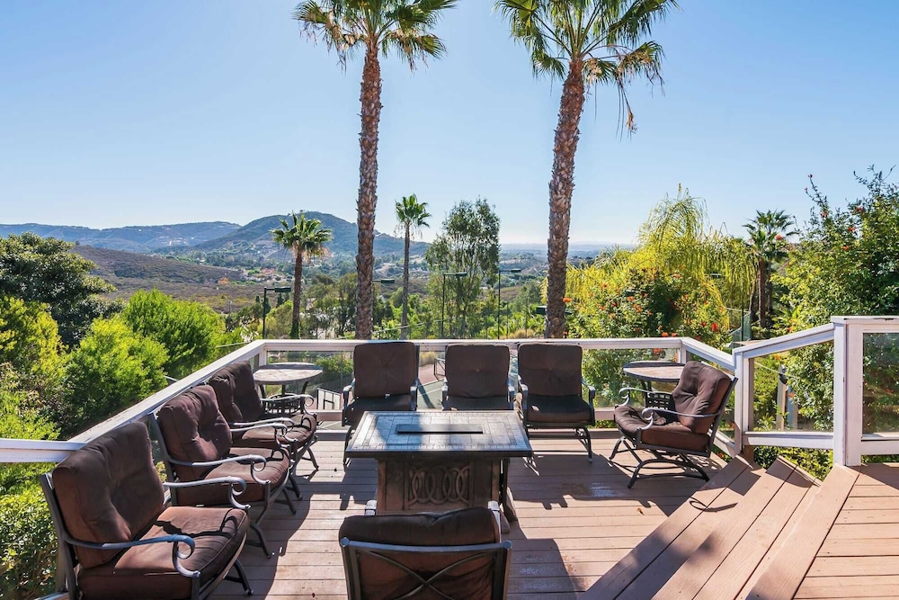 Resort-style Estate w/ Pool, Game Room & Tennis Court Near Wineries The Tennis Ranch by Avantstay