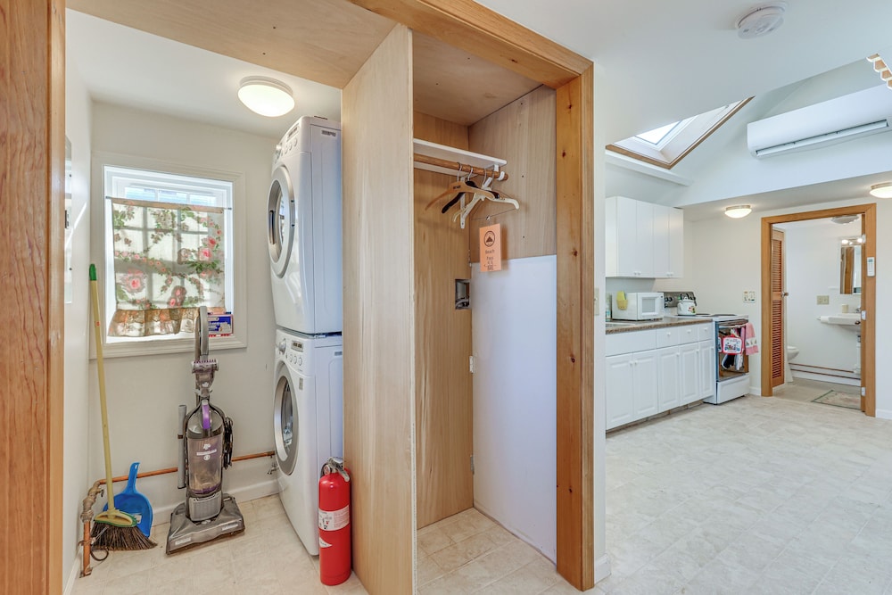 Charming Old Lyme Cottage, Steps to Private Beach! view 5