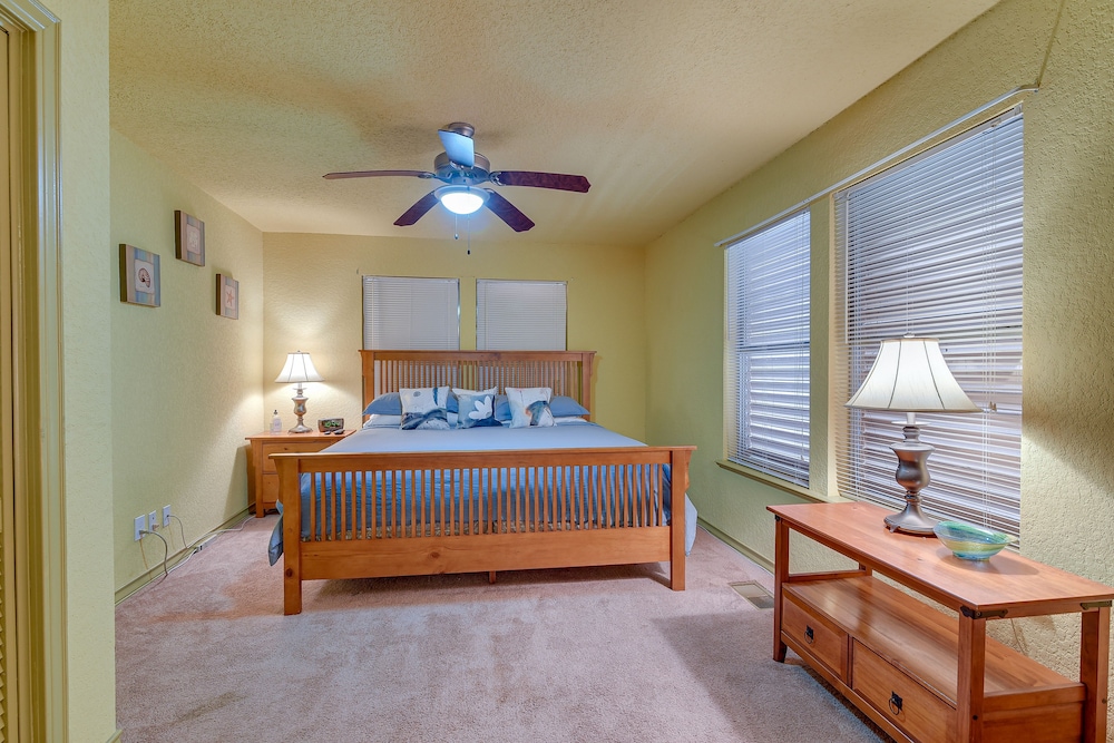 Central Galveston Home < 1 Mi to Beach! view 4
