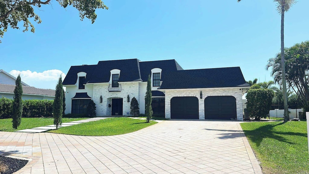 New 5 Bedroom Modern Villa on Golf Course