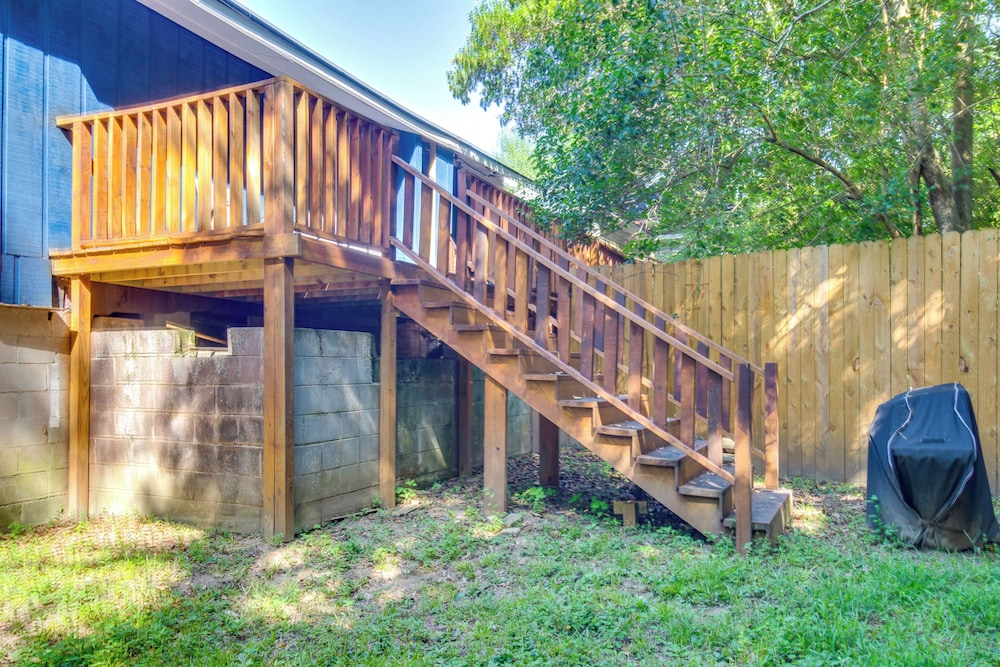 7 Mi to Lake Tangipahoa: Mccomb Home w/ Deck!