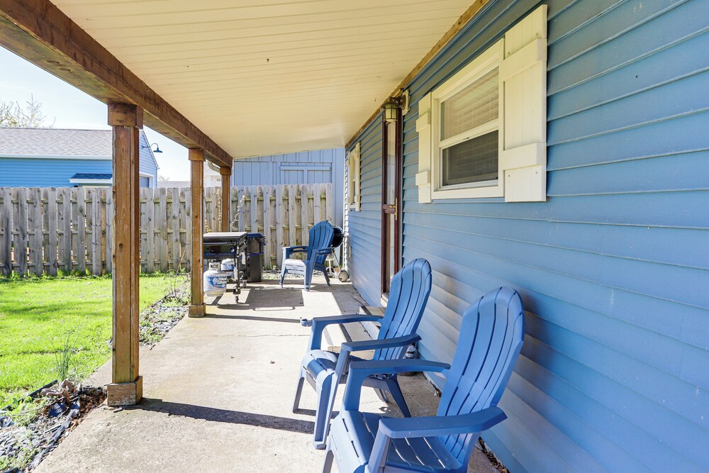 Waterfront Port Clinton Cottage w/ Fire Pit!