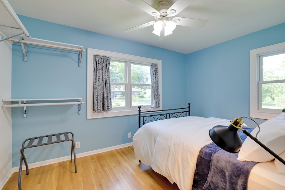 Home 8 Mi to Dtwn Minneapolis! Pet-friendly Yard