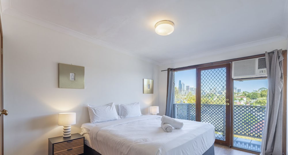 Kozyguru | Balmain | Townhouse bridge view or Charming Comfy Studio