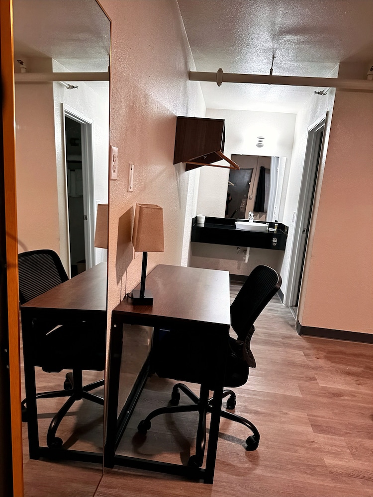 Studio City Suites, A Travelodge By Wyndham