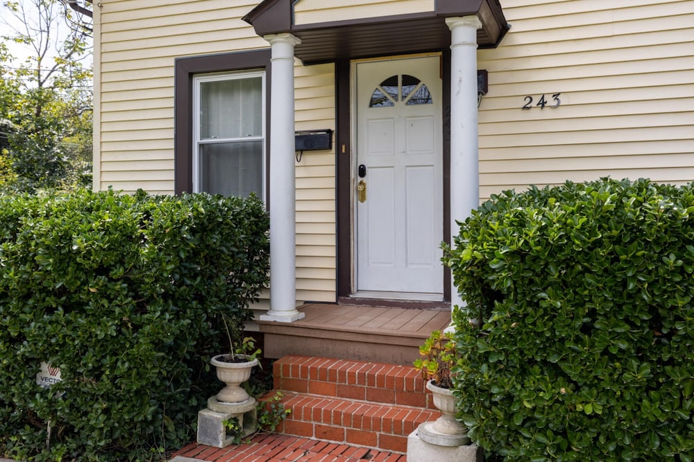 Cheerful 3 Bedroom Home Walk to UVA Stadium, photo 35