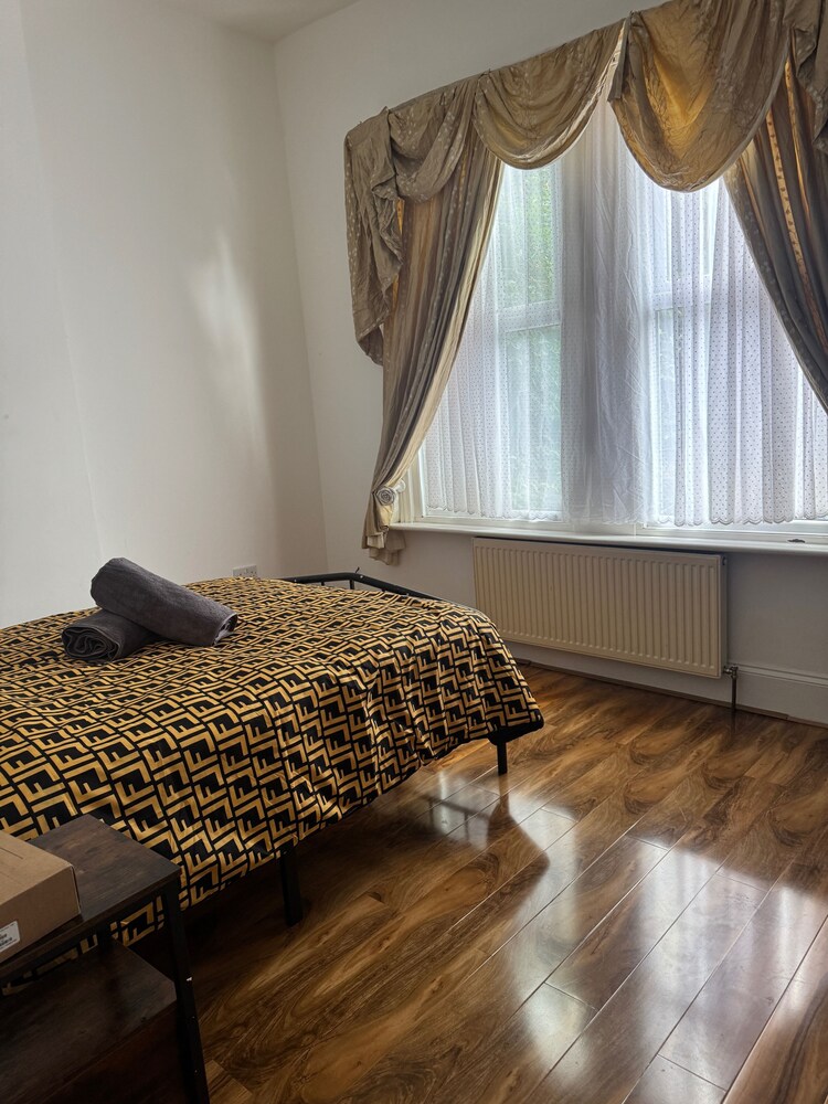 2 Bed Flat - Sleeps 4 - Parking - Wifi