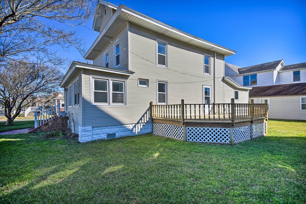 Chincoteague House w/ Enclosed Porch + Deck view 5